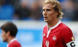 HLV Marco Kurz tòm tem vợ cầu thủ 