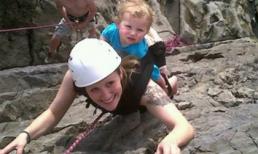 Địu con chơi trò mạo hiểm