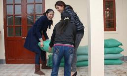 HH Ngọc Hân vác gạo... tặng hộ nghèo miền Trung