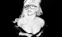Lady Gaga khoe vòng 1 lớn bất thường