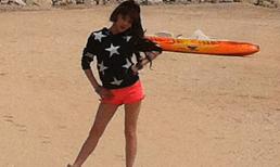 Park Bom làm ‘người mẫu’ trên bãi biển