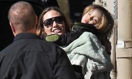 Con trai của Jolie chu môi đáng yêu như mẹ