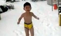 Bố bắt con trai 4 tuổi chạy bộ trong cái lạnh -13 độ C