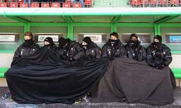 Chùm ảnh: Bóng đá châu Âu ngập chìm trong giá rét 