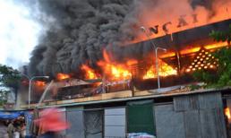 Chợ Quảng Ngãi đang bốc cháy ngùn ngụt