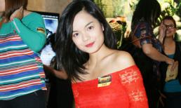 Phạm Quỳnh Anh diện đầm đỏ đi xem phim