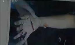 Kinh hoàng nữ tù nhân thích nhai ngón tay trẻ em