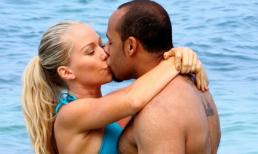 Sao bóng bầu dục dạo chơi với người mẫu playboy bên biển xanh thơ mộng