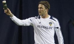 Beckham tức giận vì bị fan quá khích ném... lon bia