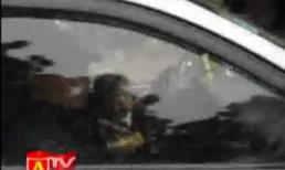 Hà Nội: Đùa với “tử thần” khi cho bé 2 tuổi lái taxi