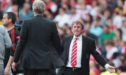 Dalglish đòi FA “xử” Wenger 