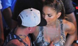 Bồ trẻ kéo áo... nhòm ngực Jennifer Lopez