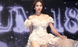 "Thót tim" xem Thanh Hằng vén váy khoe cặp 'chân vàng 1m12'