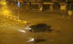 Video: Kinh hoàng ô tô đâm nát xe, hất tung người giữa Hà Nội