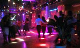 Quí bà và trai trẻ dưới ánh đèn mờ