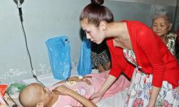 Siêu mẫu Thái Hà mặc mộc đi từ thiện