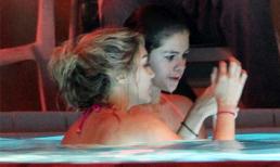 Selena và Vanessa tiếp tục phô bày cảnh phim nóng bỏng