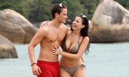 Cựu Hoa hậu xứ Wales quấn quýt cùng "phi công trẻ" trên bãi biển