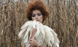 Hoàng Oanh Next Top gợi cảm với váy kết lông vũ