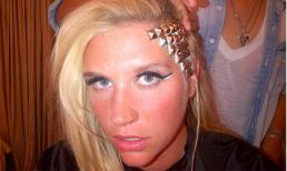 Ke$ha quái với trang sức kim loại gắn vào đầu
