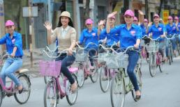 HH Ngọc Hân đẹp rạng rỡ khi đạp xe cùng "Người đẹp Kinh Bắc"