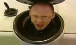 Trò đùa trong nhà vệ sinh