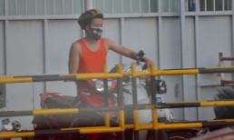 Chùm ảnh độc Lương Mạnh Hải: áo ba lỗ, chạy xe máy