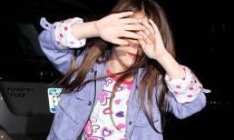 Diện đồ ngủ, Suri che mặt tránh paparazzi