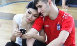 Phương Thanh được bạn nhảy ân cần