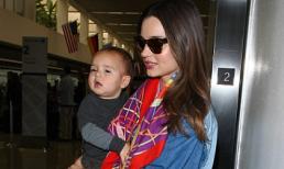 Ngắm bé Flynn 'gà gật' vô cùng đáng yêu tại sân bay!