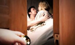 Mẹ chồng xông vào giường tân hôn, kéo tuột nàng dâu xuống