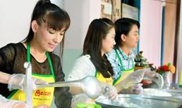 Phi Nhung trổ tài bếp núc cùng con trai Hoài Linh