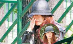 Thư Kỳ đột nhiên ngồi khóc nức nở một mình