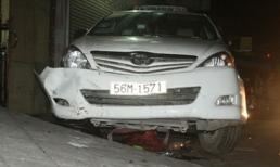 20 người nhấc bổng taxi cứu bé gái dưới gầm