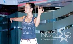 “Bỏng mắt” với đôi chân dài thẳng tắp của Anh Thư trên sàn tập