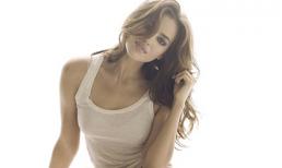 Bồ CR7 tự thú nghiện... khoe thân