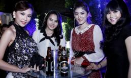 Chân dài 17 tuổi Huỳnh Tiên nổi bật bên các "đàn chị"