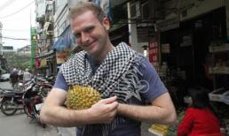 Kyo York diện khăn rằn ôm sầu riêng giữa phố phường Hà nội