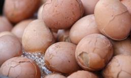 Trứng gà luộc bằng… 'nước tiểu còn trinh'