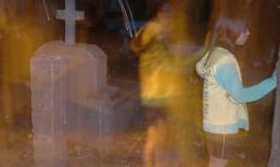 Kỳ dị gái bán hoa ở... nghĩa địa