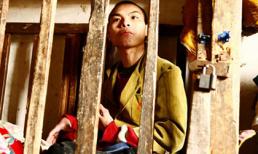 Sốc với hình ảnh người đàn ông sống trong cũi