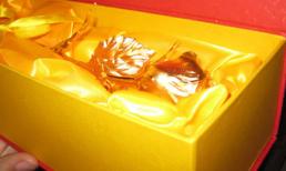 Sôi sục mua hoa hồng dát vàng tặng nàng ngày 8/3