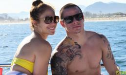 Jennifer Lopez “phơi” mình rực lửa bên tình trẻ