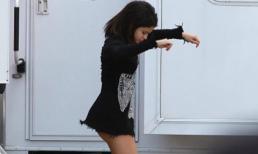 Selena Gomez mải mê nhảy, hớ hênh “lộ hàng”