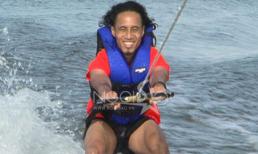 Rocker Phạm Anh Khoa trổ tài lướt ván trên sông Sài Gòn