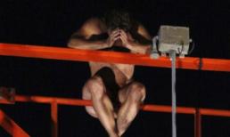 Chơi gái mất sạch áo quần, gọi vợ đến cứu