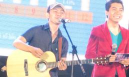 Thầy giáo Võ Trọng Phúc không hát tiếng Việt dù được yêu cầu