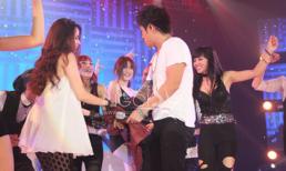 Tuấn Hưng bị Lưu Hương Giang "lột áo" ngay trên sân khấu