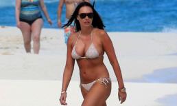 Con gái tỷ phú F1 khoe dáng trên biển