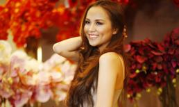 Hoa hậu Diễm Hương vén tóc khoe lúm đồng tiền